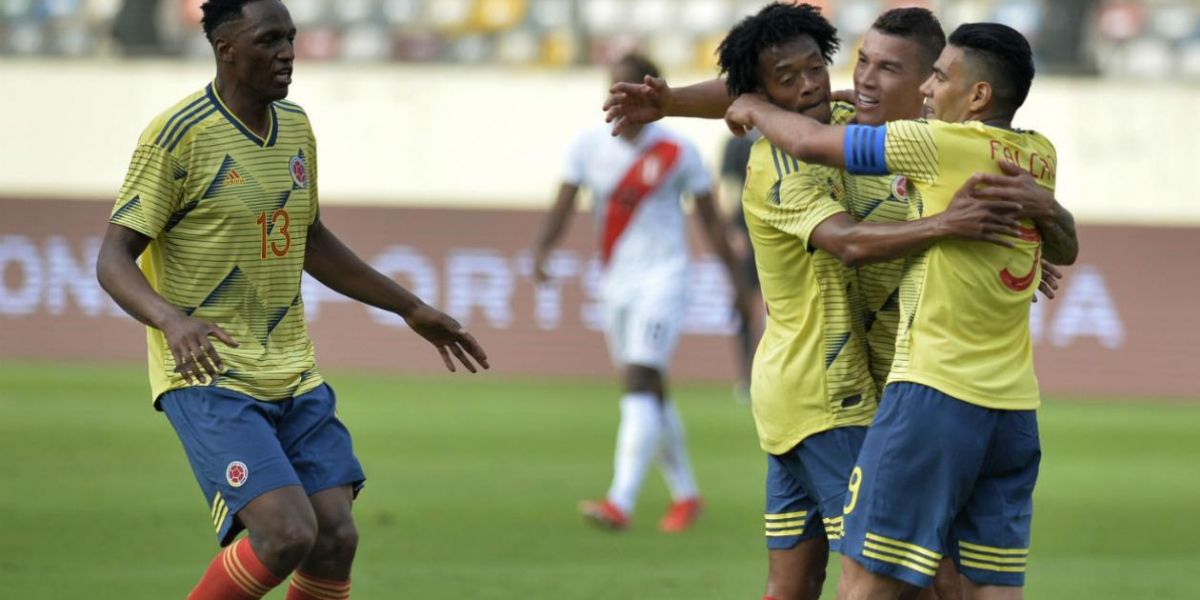 Mateus Uribe celebra el primer gol de Colombia a Perú.