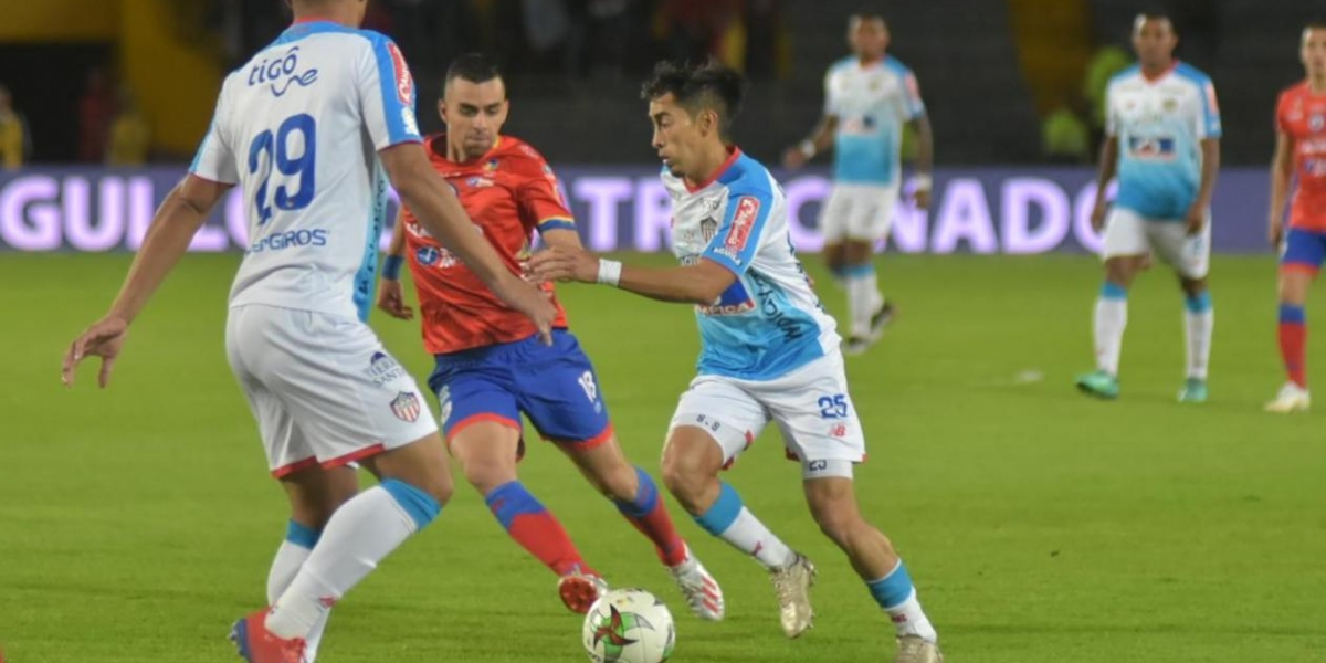 Fabián Sambueza y Teófilo Gutiérrez enfrentando la marca de Daniel Giraldo.