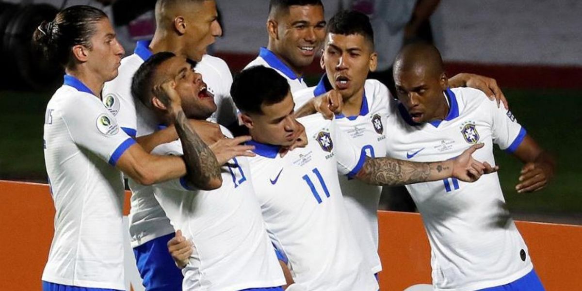 El jugador de Brasil Philippe Countinho (c) celebra con sus compañeros luego de anotar en el partido inaugural entre Brasil y Bolivia del Grupo A en la Copa América de Fútbol 2019, en el Estadio Morumbi de São Paulo.