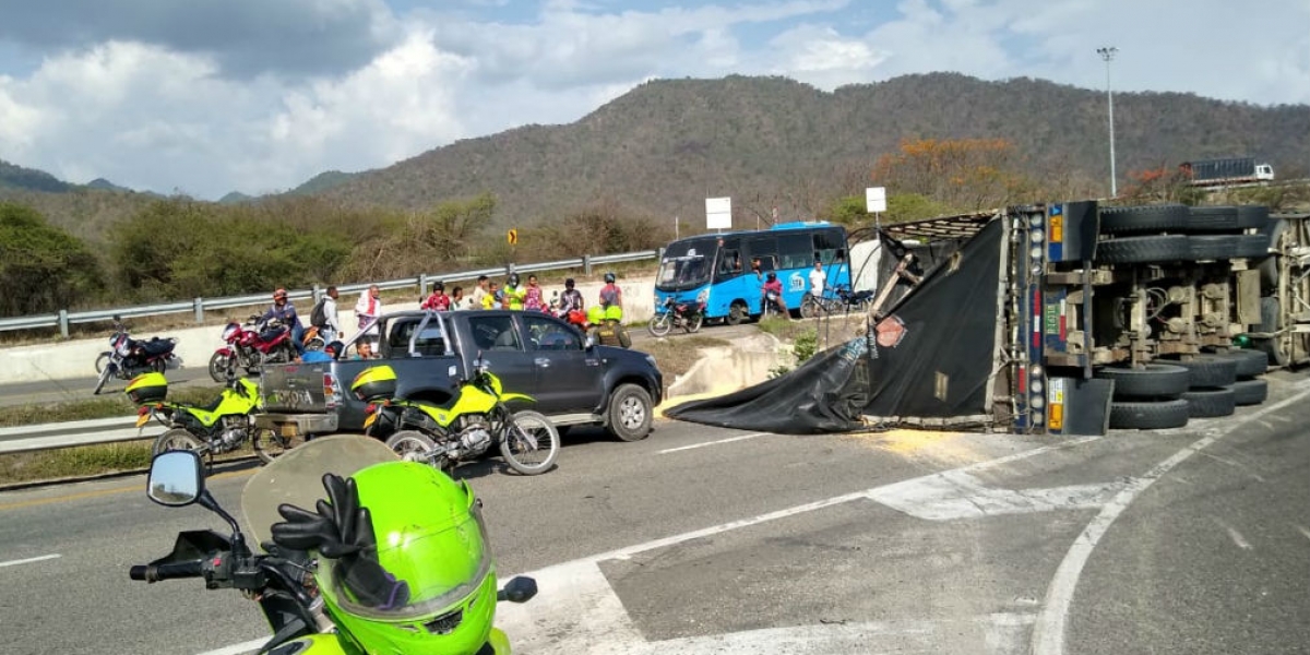 El maíz quedó esparcido en la zona.