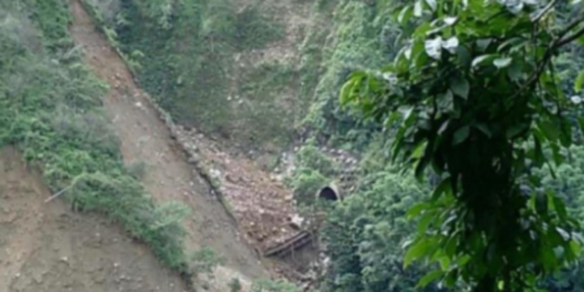 Derrumbe provocó colapso de puente en vía al Llano.