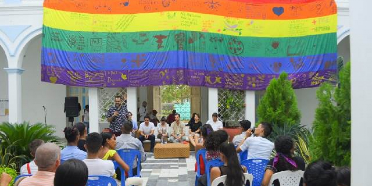 CIÉNAGA IZÓ POR PRIMERA VEZ LA BANDERA LGBTI