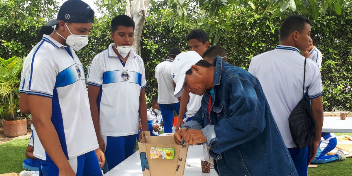 Gilberto Raúl Marriaga, compartiendo con estudiantes de Ciénaga.