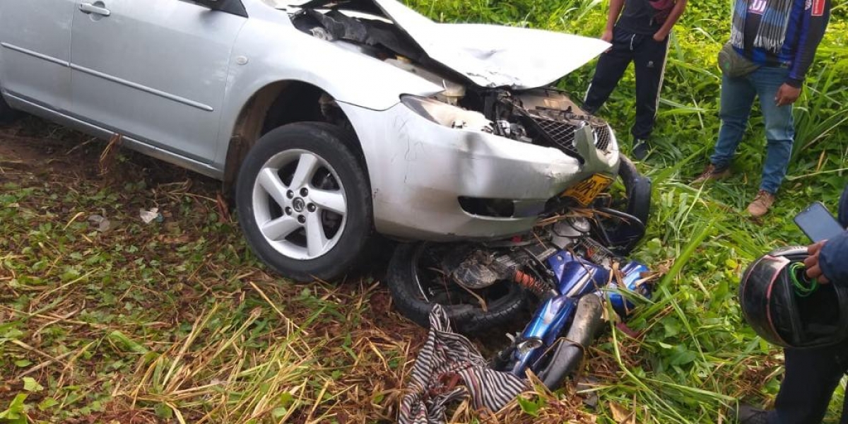 La motocicleta quedó debajo del vehículo Mazda 6.