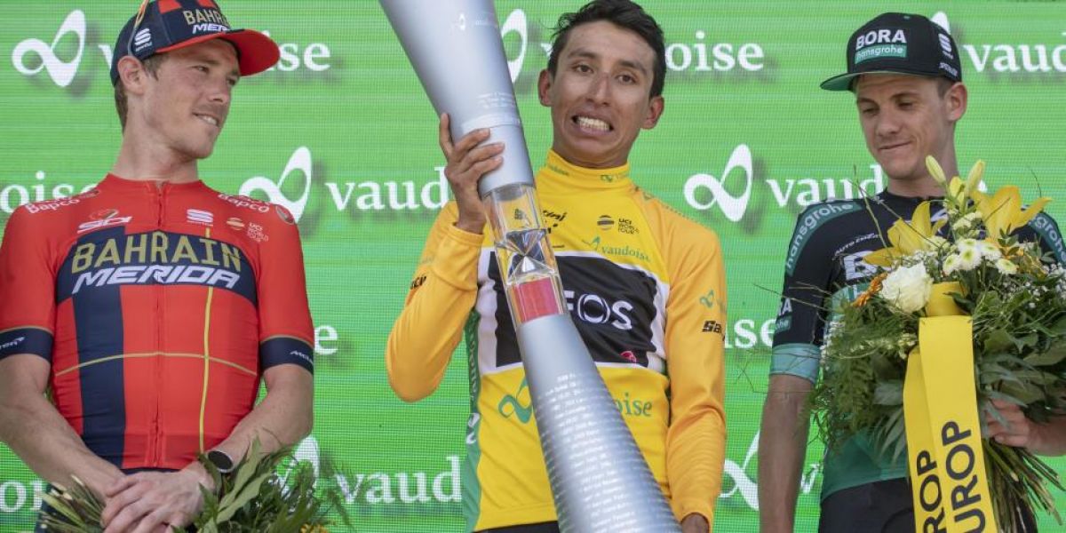 Egan Bernal celebra junto con Rohan Dennis (Australia) y Patrick Konrad (Austria), segundo y tercer lugar respectivamente.