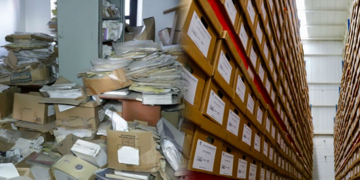 Seguimiento.co A la izquierda, el cuestionado archivo de la Alcaldía; a la derecha, el archivo de la Gobernación.