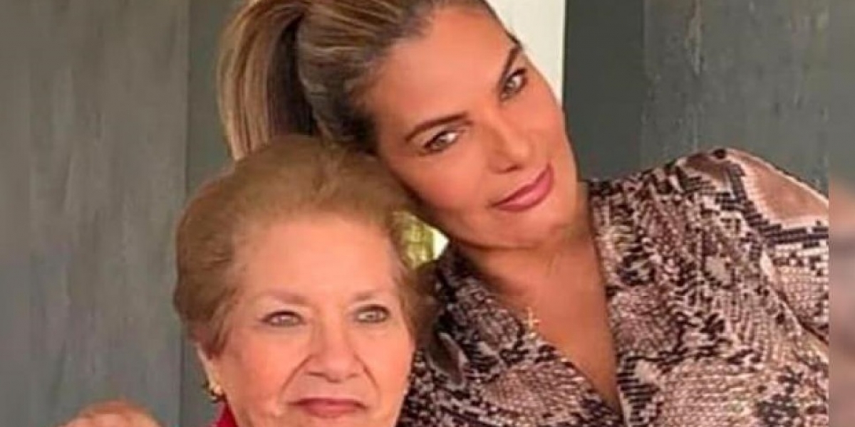 María Mónica Urbina junto a su madre