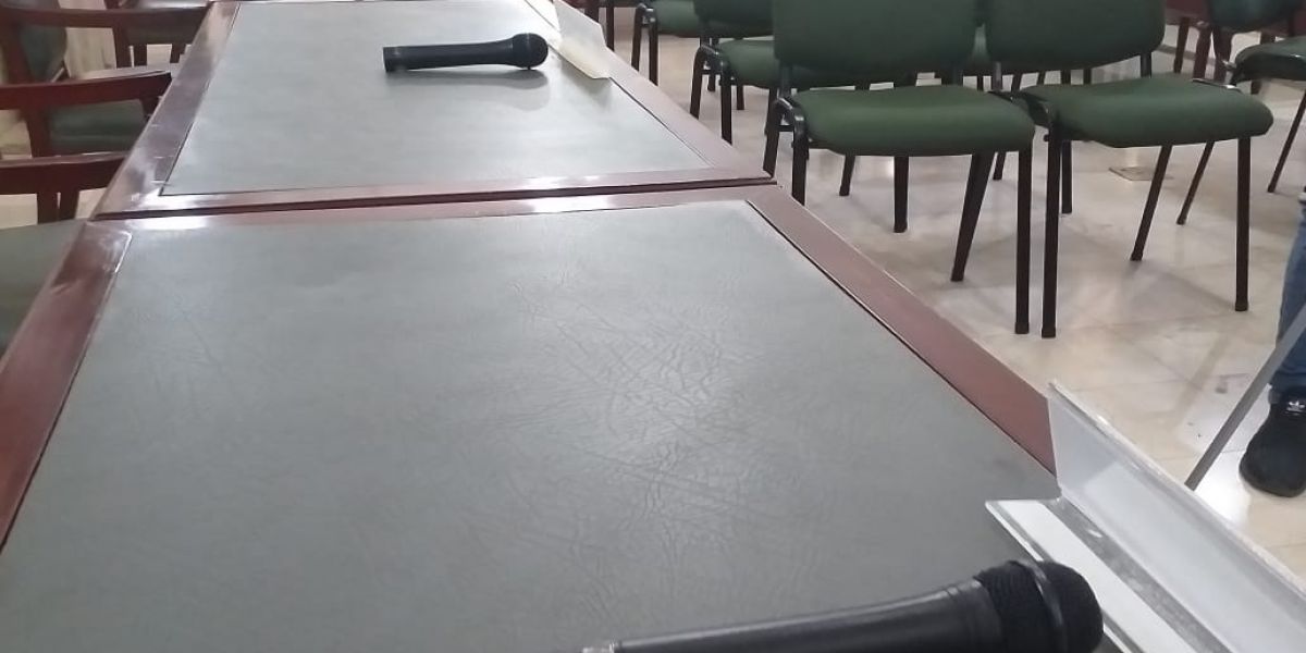 Seguimiento.co Los diputados señalaron que les preocupa que los funcionarios no estén asistiendo a los debates.