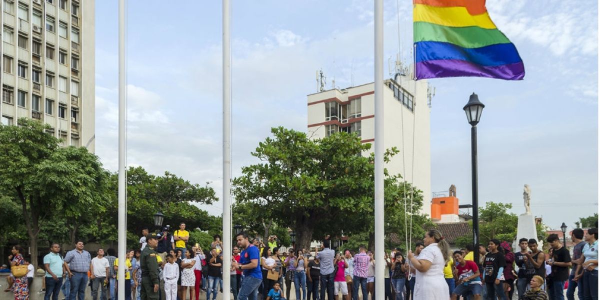 La jornada comenzó desde muy temprano de este viernes con un acto de reivindicación denominado “todos a pisar la cebra de la diversidad por los derechos”, que se desarrolló en el Parque Bolívar.