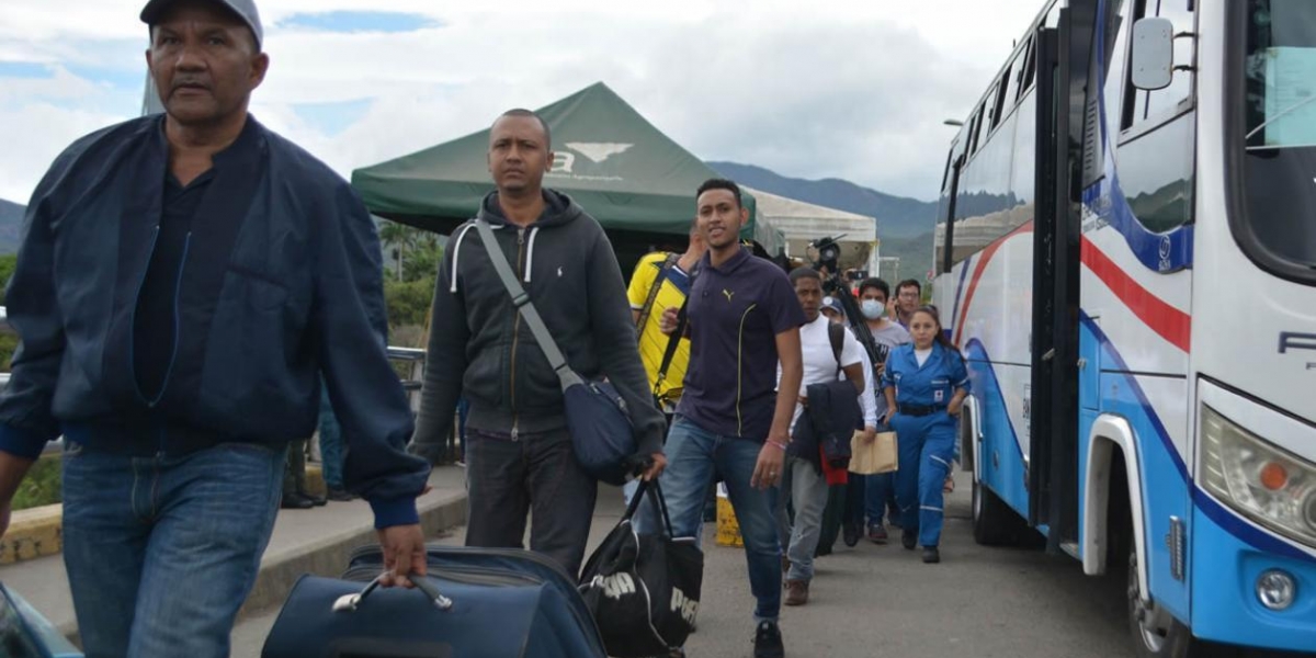 Cerca de las 2:00 p.m. los 59 deportados atravesaron el puente Simón Bolívar que conecta la ciudad de Cúcuta con la venezolana de San Antonio del Táchira.