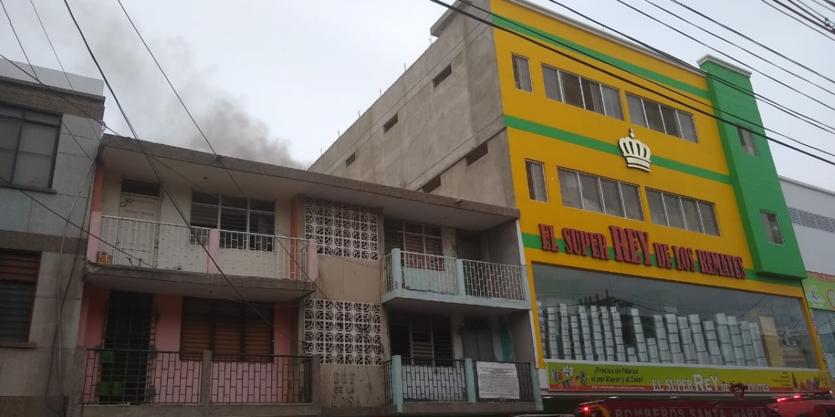 Bomberos tratan de controlar el incendio. 