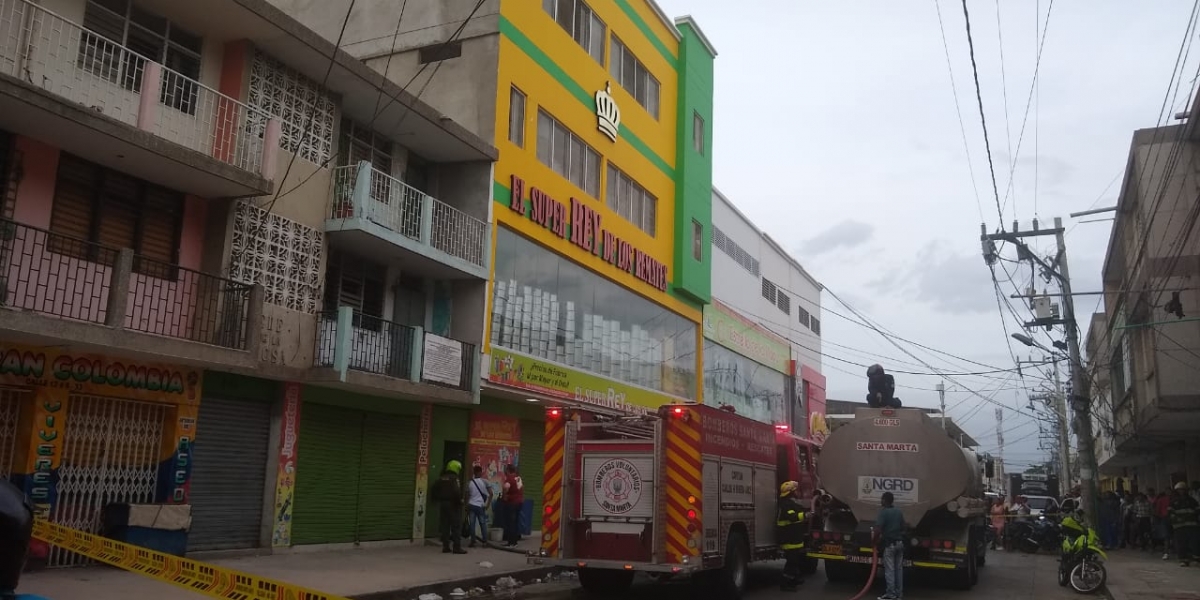 Cerca de las 4:00 p.m. se registró un voraz incendio en el local Súper Rey de los Remates.