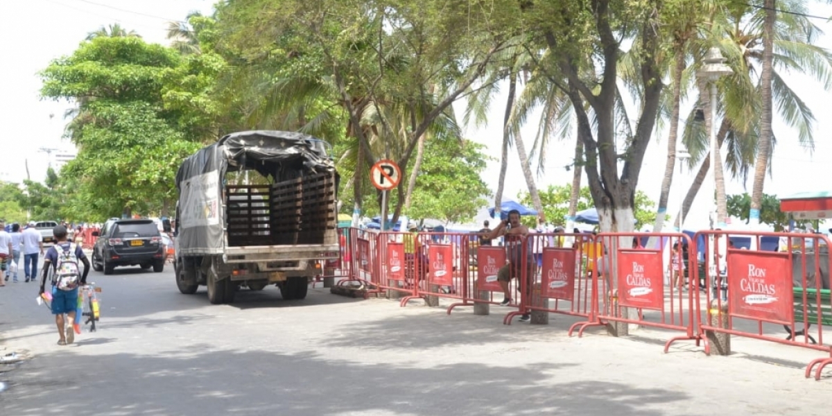 Seguimiento.co Ni las vallas que colocaron han podido controlar la informalidad y los hurtos en esta zona turística.