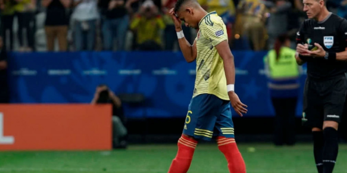 El lateral izquierdo erró su cubro ante Chile y Colombia quedó eliminada de la Copa.