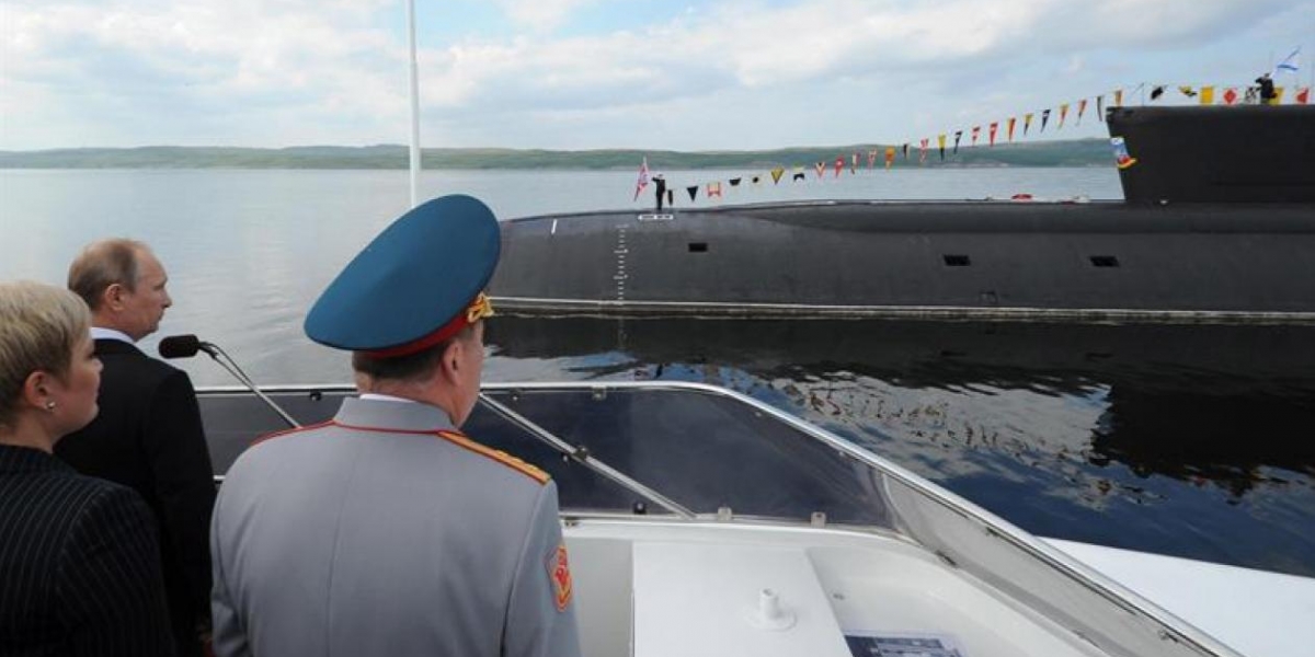 Fotografía de archivo que muestra al presidente ruso, Vladímir Putin (2i), durante una visita a un submarino durante el Día de la Marina en Severomorsk (Rusia).