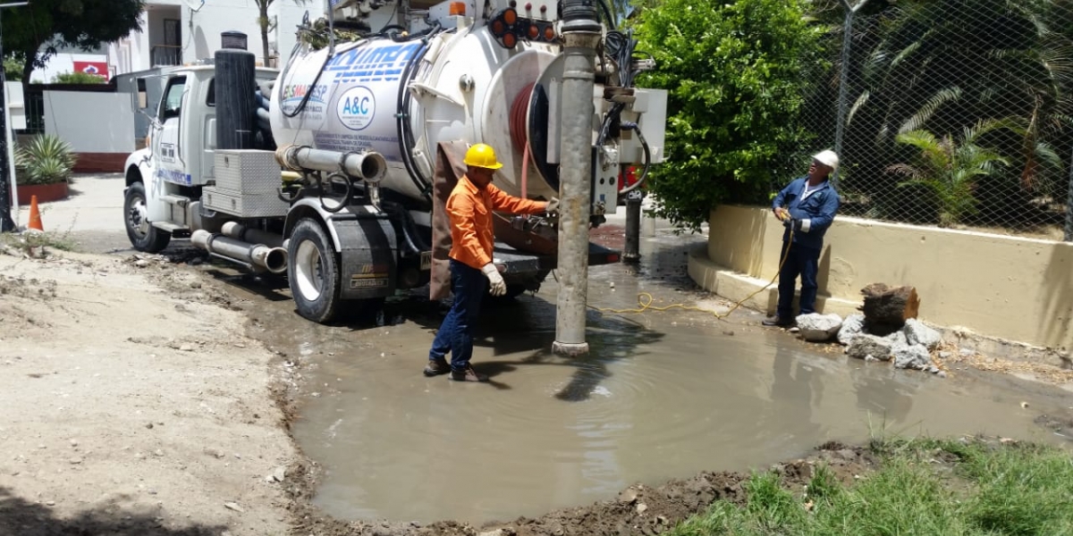 Controlan rebosamiento de alcantarillado en Bello Horizonte