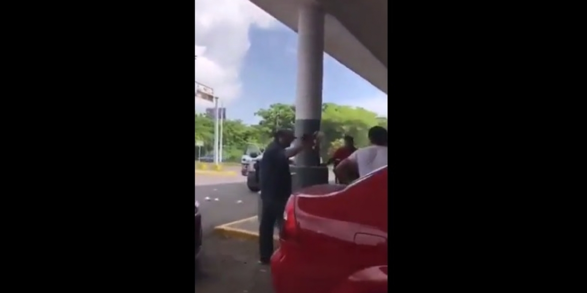 Redes sociales Escena en la que se ve al hombre discutiendo con el cuchillo incrustado en el rostro.