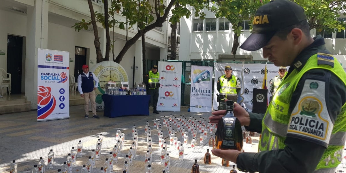 La Policía incautó 1.632 litros de licor de contrabando. 