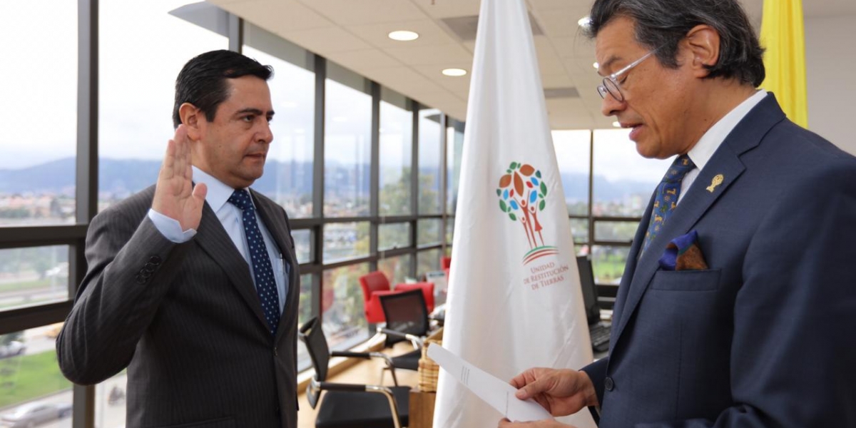 Gutiérrez es abogado del Colegio Mayor de Nuestra Señora del Rosario, tiene una especialización en derecho notarial y registral.