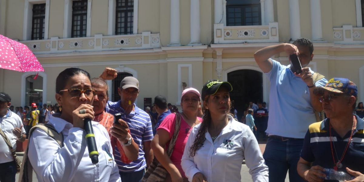 Protesta de los docentes del Distrito frente a la Alcaldía.