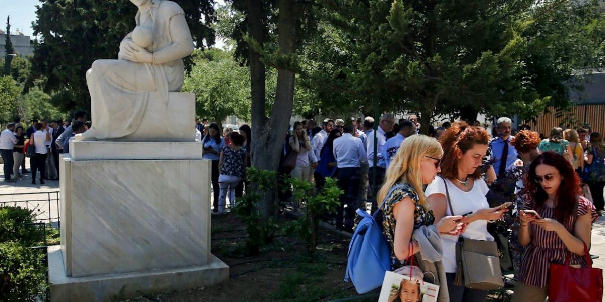 Los ciudadanos se reúnen en un área abierta después de un terremoto, en el centro de Atenas, Grecia.