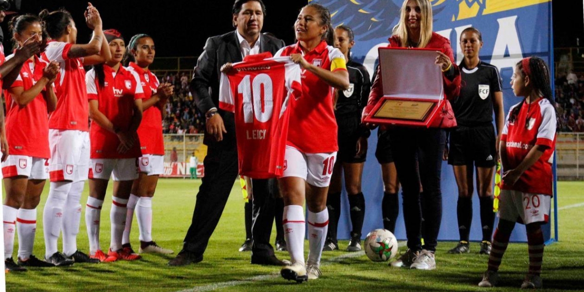 Homenaje a Leicy Santos en su último partido con Santa Fe.