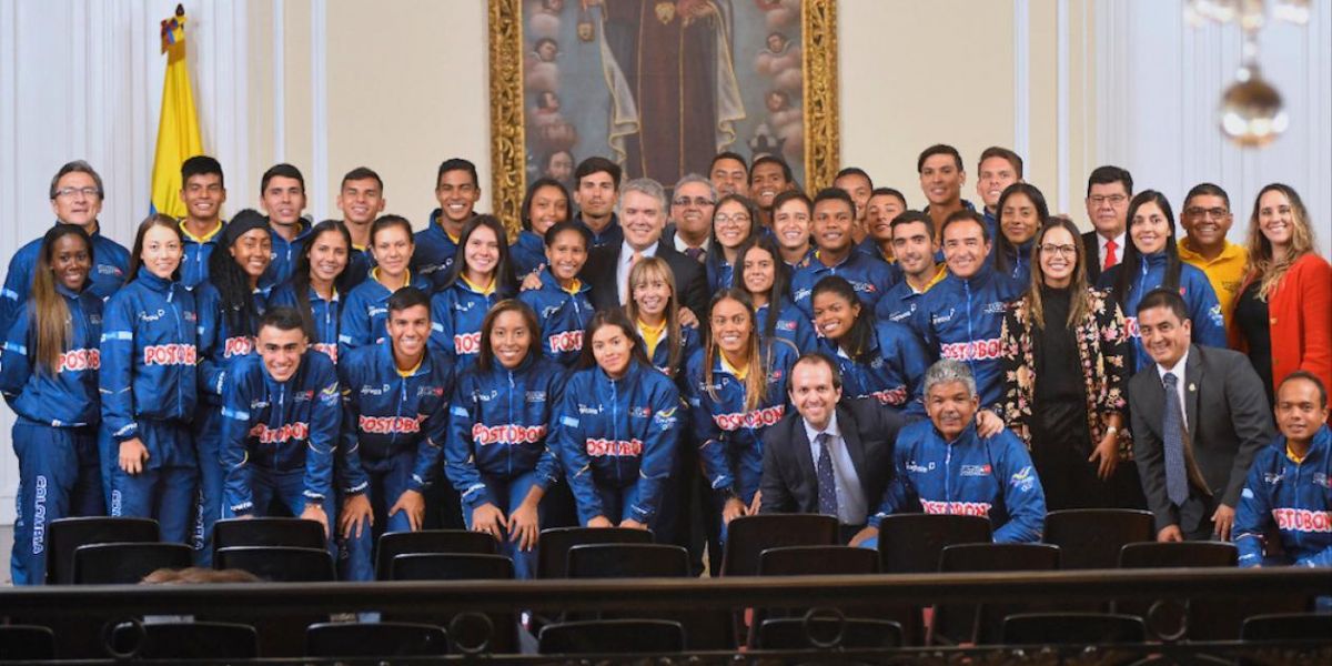 El presidente Iván Duque, con la Selección Colombia de patinaje.