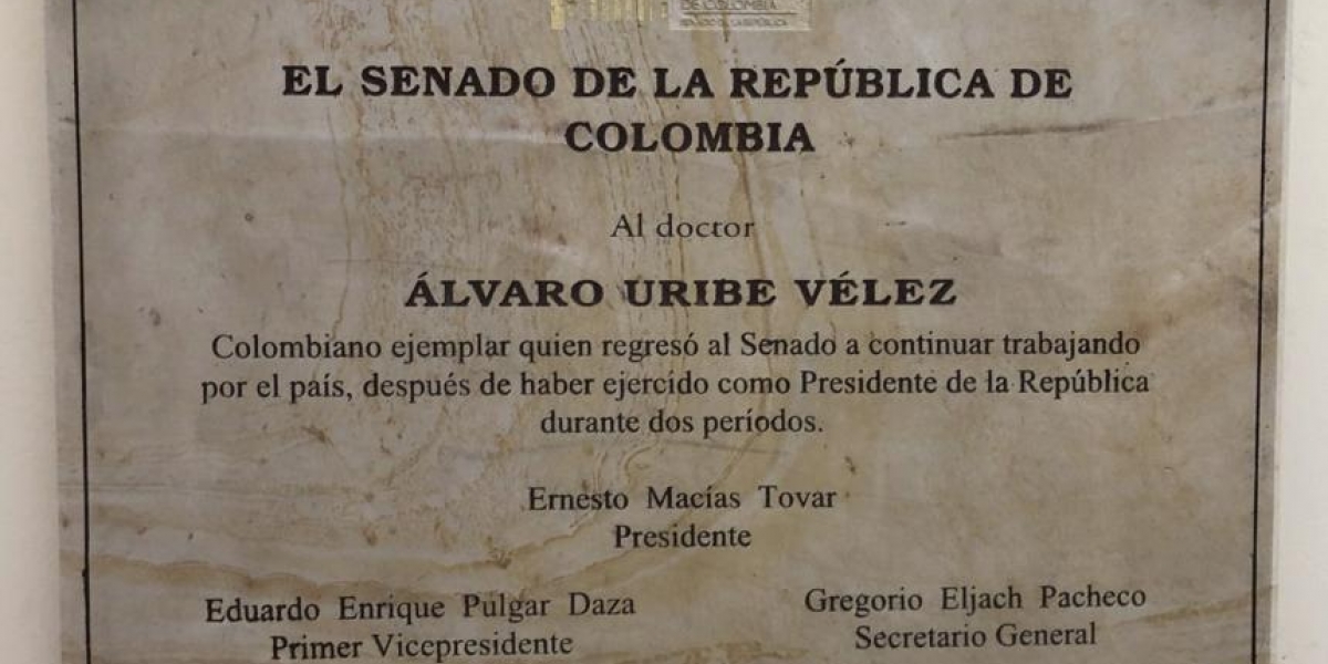 Placa en homenaje al expresidente y senador Alvaro Uribe Vélez.