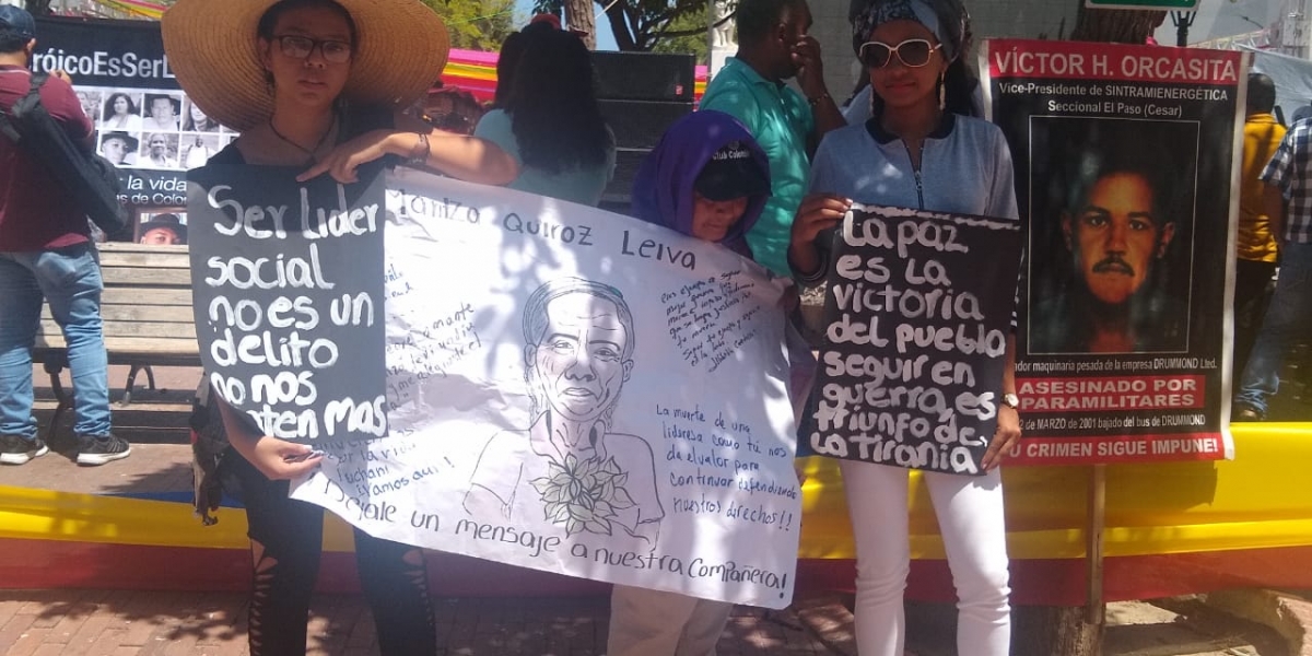 Con carteles los participantes en el plantón rechazaron el asesinato de líderes sociales. 