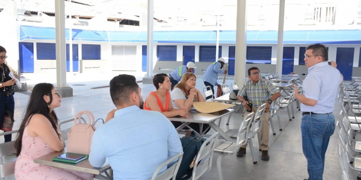 Alcaldía de Santa Marta El alcalde Rafael Martínez visitó la plaza de pescados y mariscos con varios funcionarios.