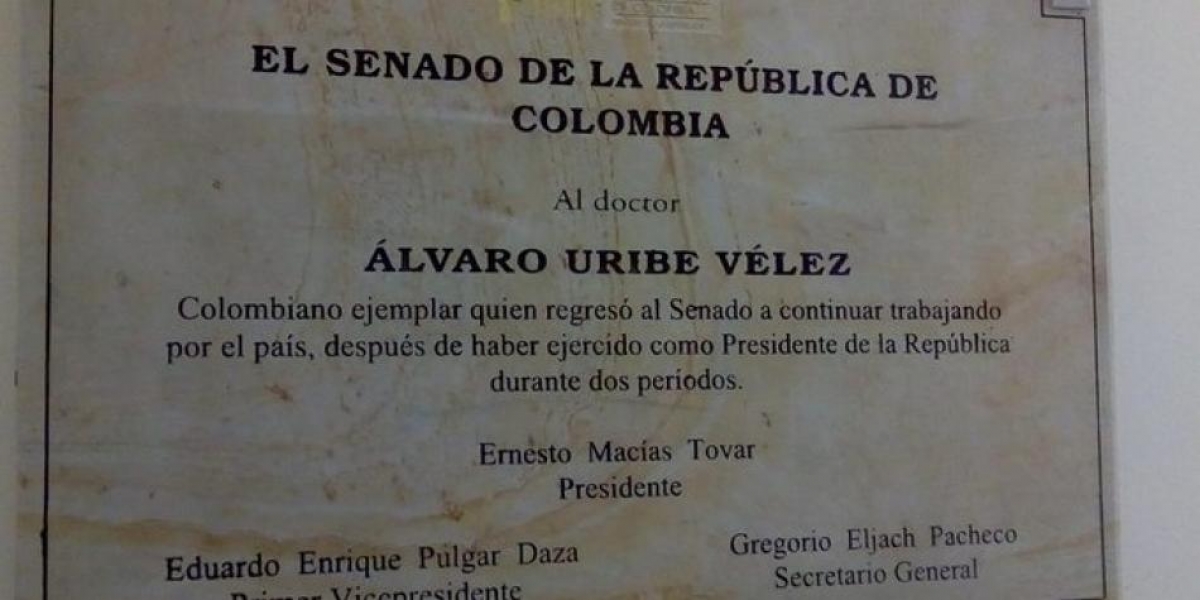 Placa en homenaje a Uribe puesta por Ernesto Macías en el Congreso