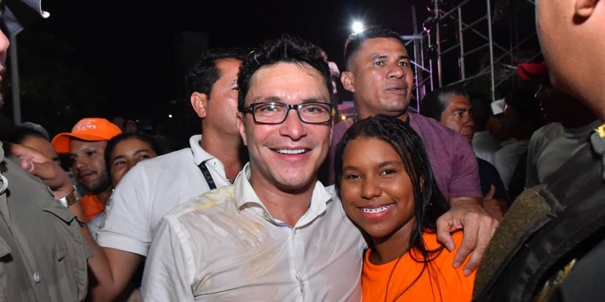 Carlos Caicedo Carlos Caicedo quedó bañado en huevo, pero esto no fue problema para llevar a cabo el evento.