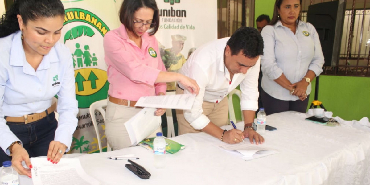 Cortesía Firma de la alianza