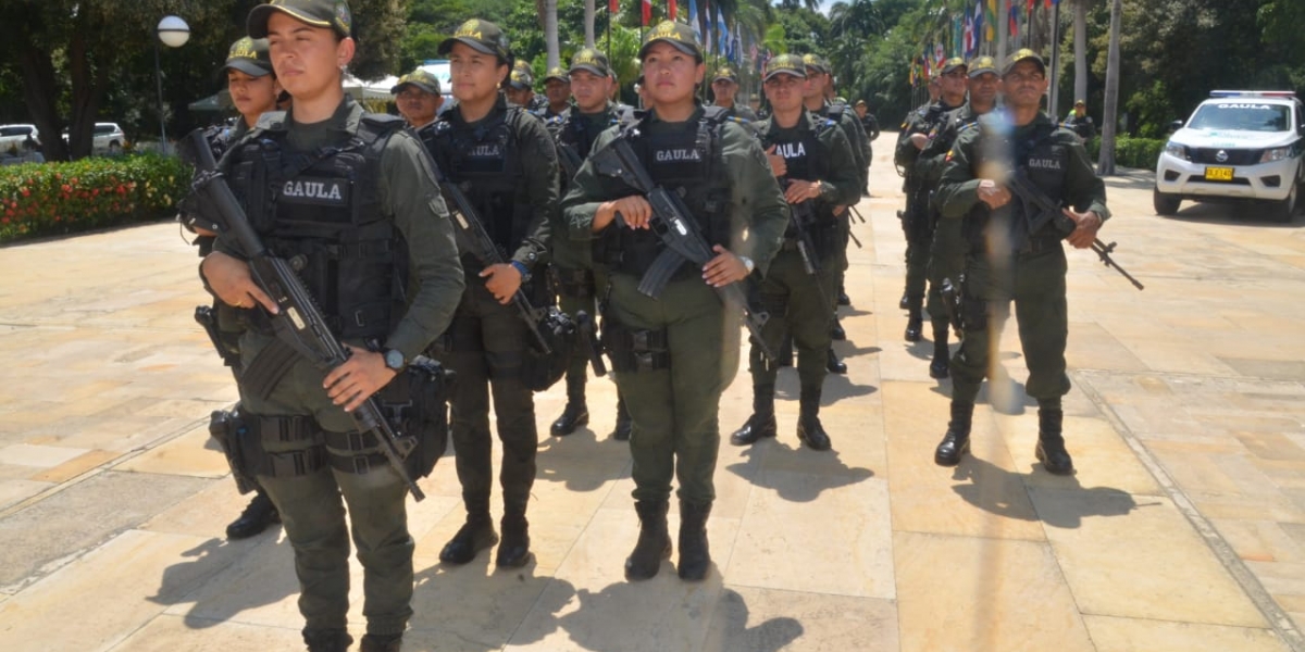 Los 22 uniformados del Comando Especial Antiextorsión fueron presentados en la Quinta de San Pedro Alejandrino.