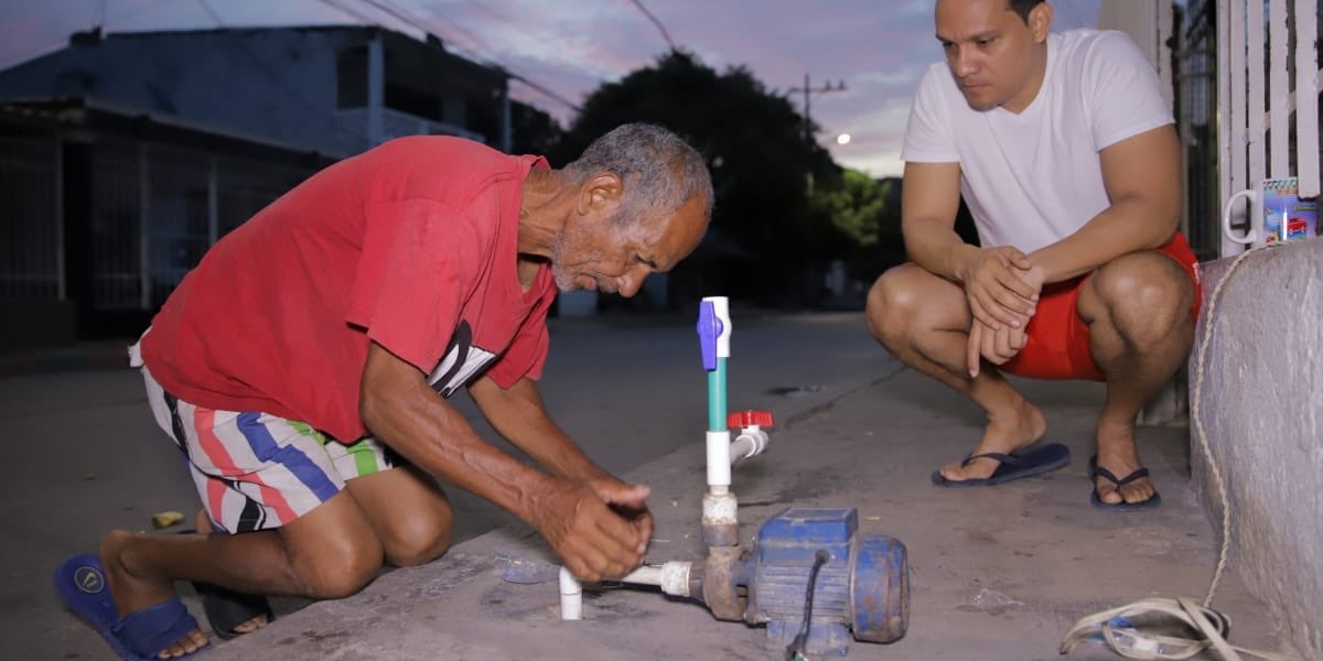 Aristides Herrera viviendo en carne propia los padecimientos del agua.