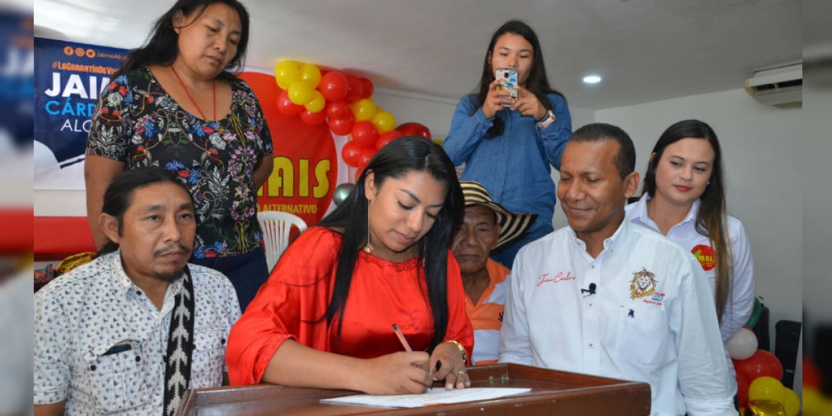 Firma del respaldo del movimiento Mais a la candidatura de Jaime Cárdenas.