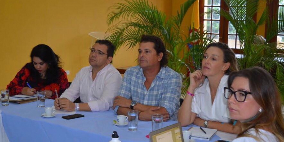 El alcalde Rafael Martínez se reunió con el artista samario Carlos Vives y su esposa Claudia Elena Vásquez.