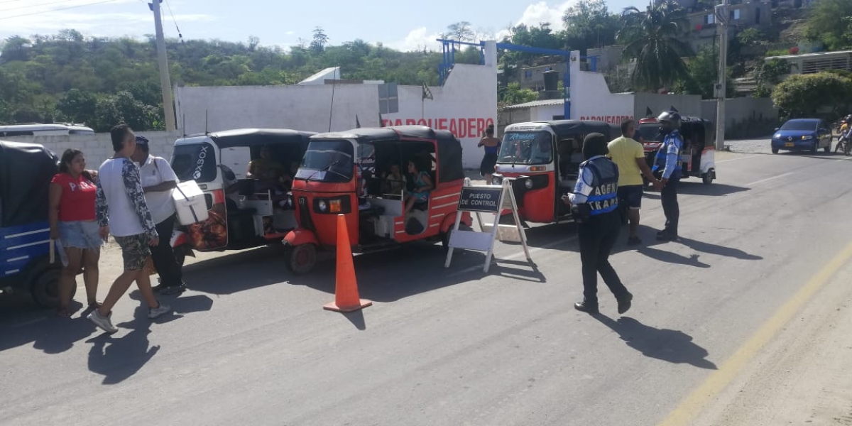 Cortesía Los motocarros fueron retenidos en la vía cuando pretendían ingresar al Rodadero.