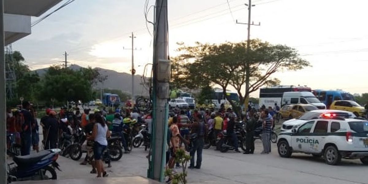 Al lugar del atentado llegaron las autoridades.