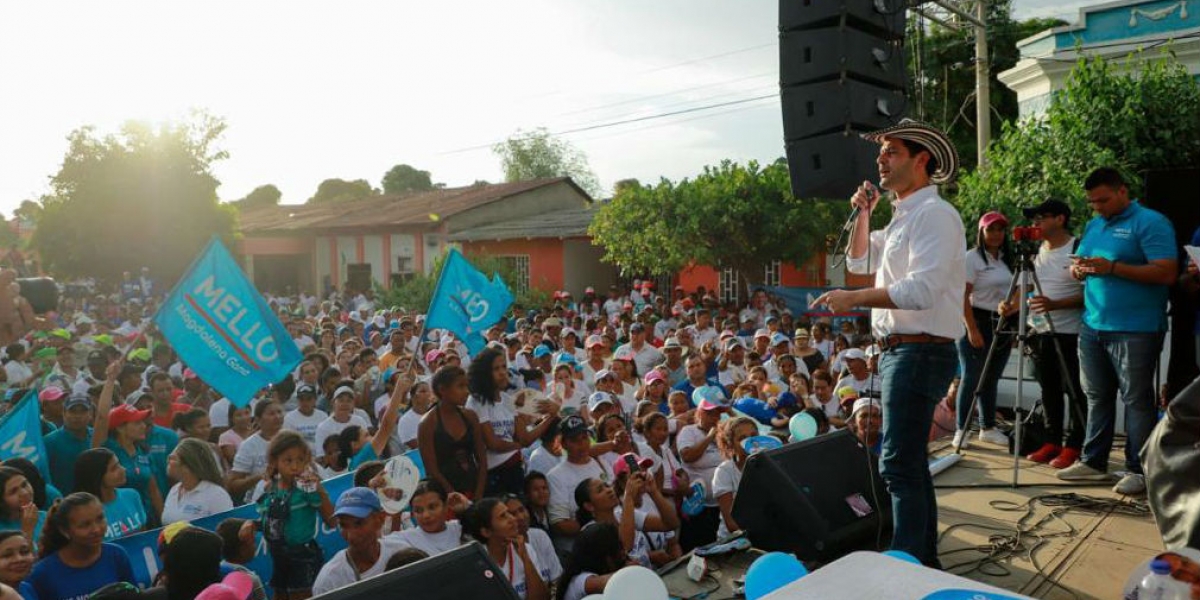 El candidato a la gobernación en la plaza central de Río Frío