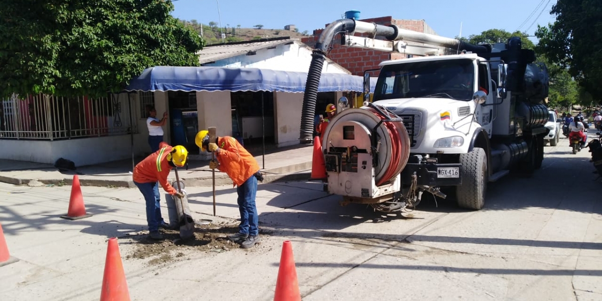 Con mantenimientos preventivos del servicio de alcantarillado 