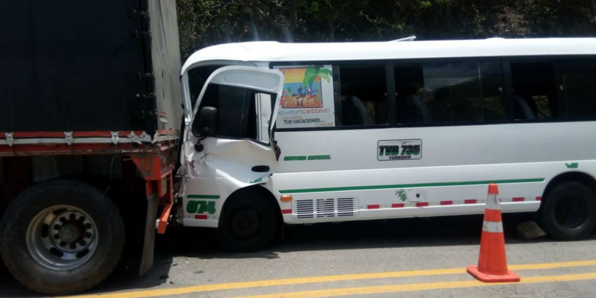 Accidente de buseta de agencia turística.