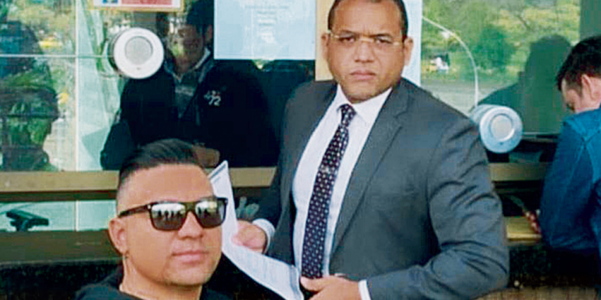 Esta foto se la tomó Elkin López (gafas) con su abogado Álex Fernández, cuando viajaron a Bogotá a notificar su disposición ante las autoridades.