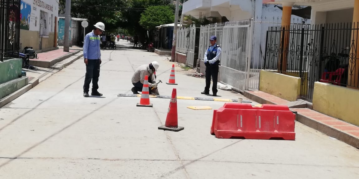 Alcaldía de Santa Marta Trabajos de instalación de reductores.