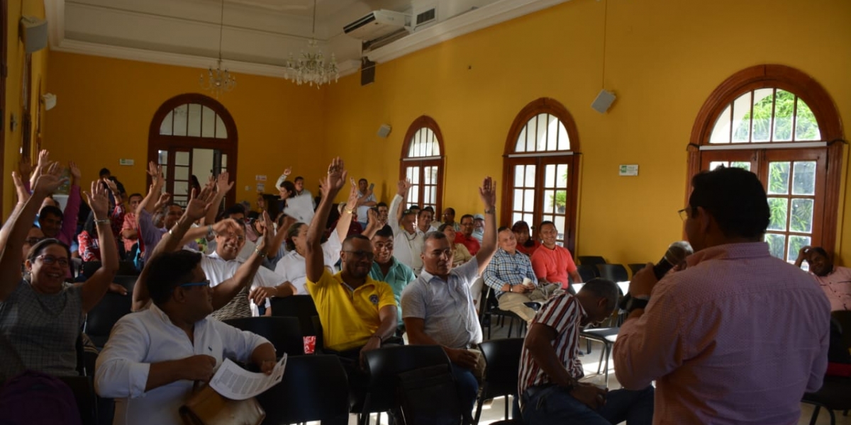 El alcalde Rafael Martínez se reunió con rectores de colegios públicos.