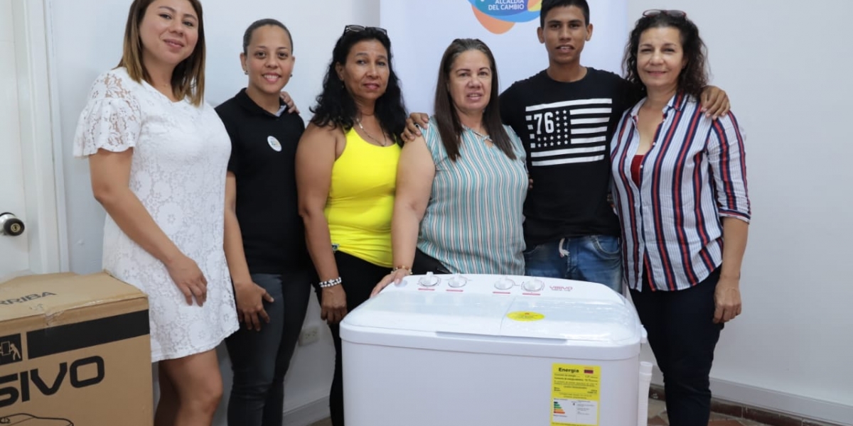 La Secretaría de Promoción Social les entregó lavadoras para que inicien proyecto productivo.