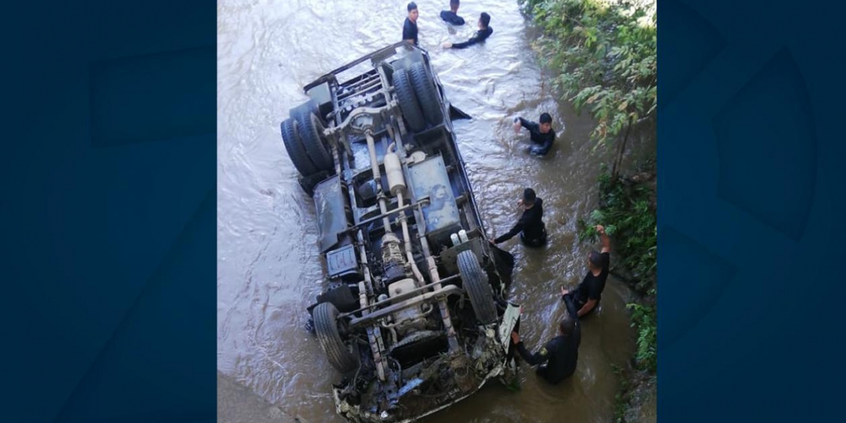 Camión de la Policía que cayó al río Tucurinca. 