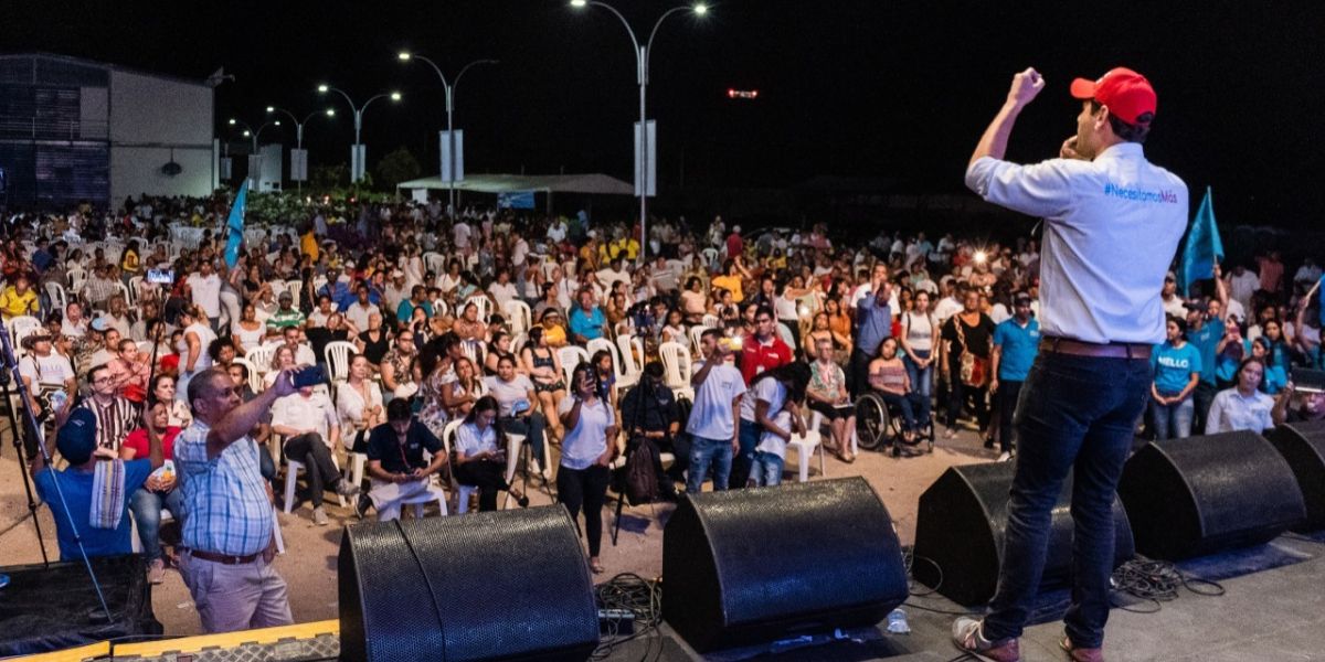 Luis Miguel Cotes en la masiva asistencia de miembros de la U para apoyarlo.