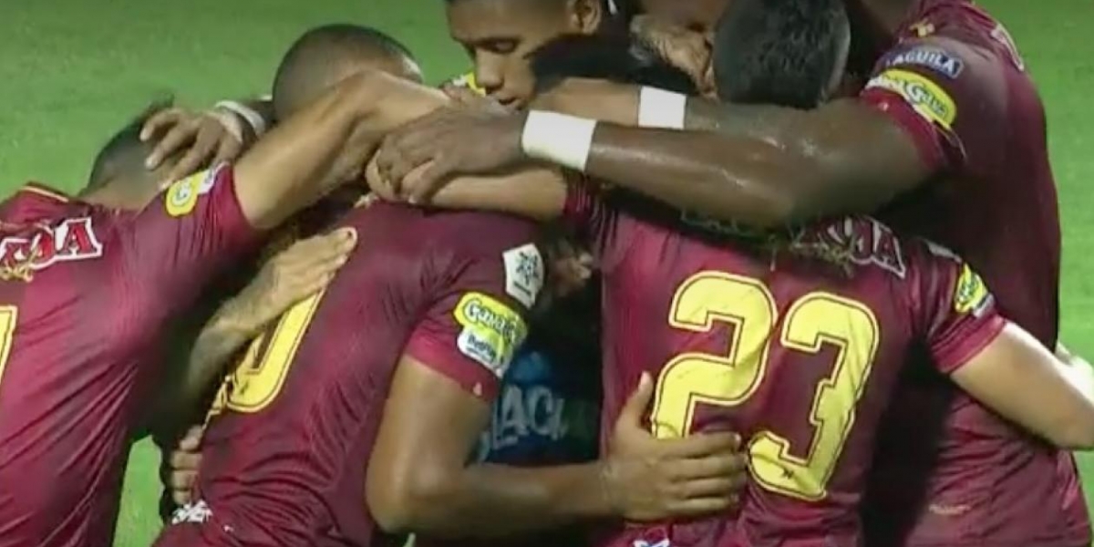 Jugadores del Deportes Tolima celebrando el empate que les significó el paso a las semifinales en la Copa Águila.