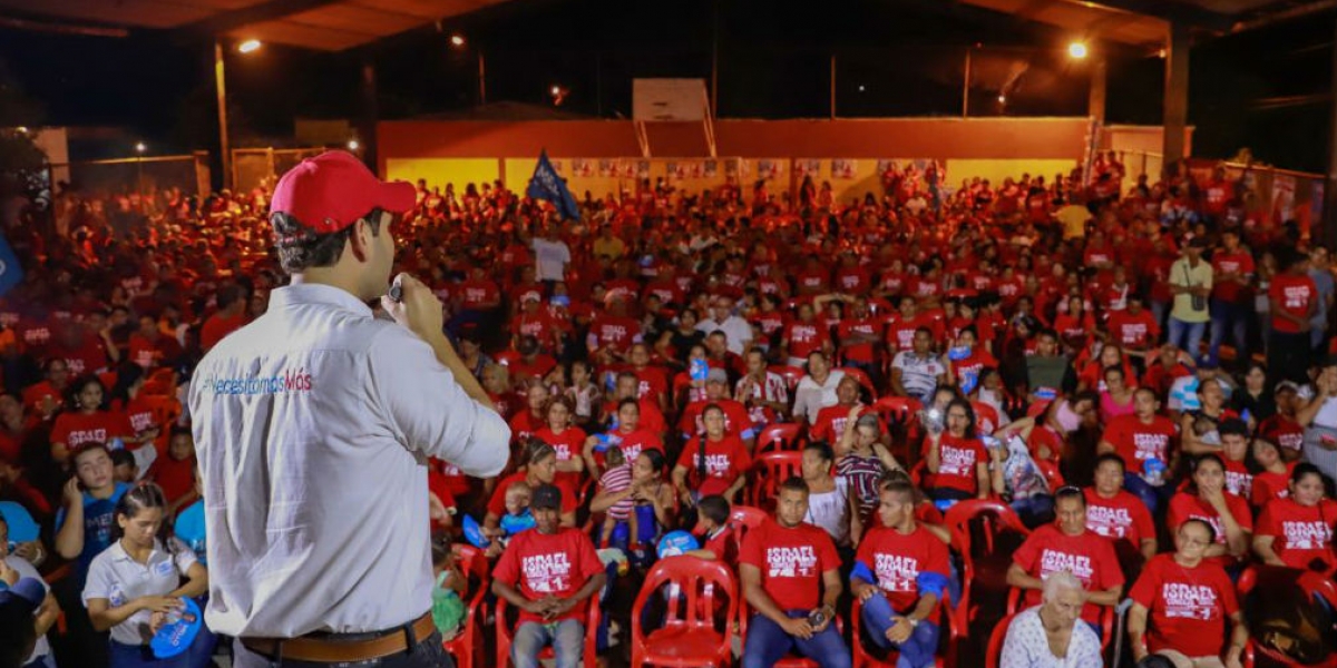 El Mello reunido con simpatizantes de su campaña.